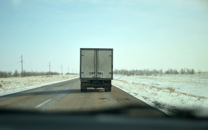 Дороги в нескольких регионах Казахстана закрыли до утра из-за непогоды