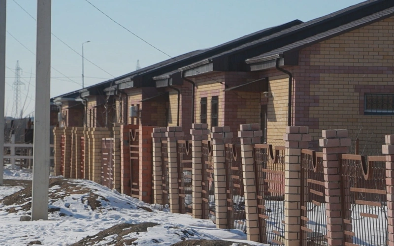 Atyraýda salynǵanyna 6 jyl ǵana bolǵan úıler turýǵa jaramsyz kúıde