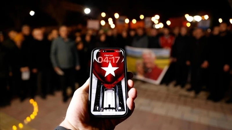 Túrkııa halqy 2023 jylǵy 6 aqpandaǵy joıqyn jer silkinisi qurbandaryn eske aldy