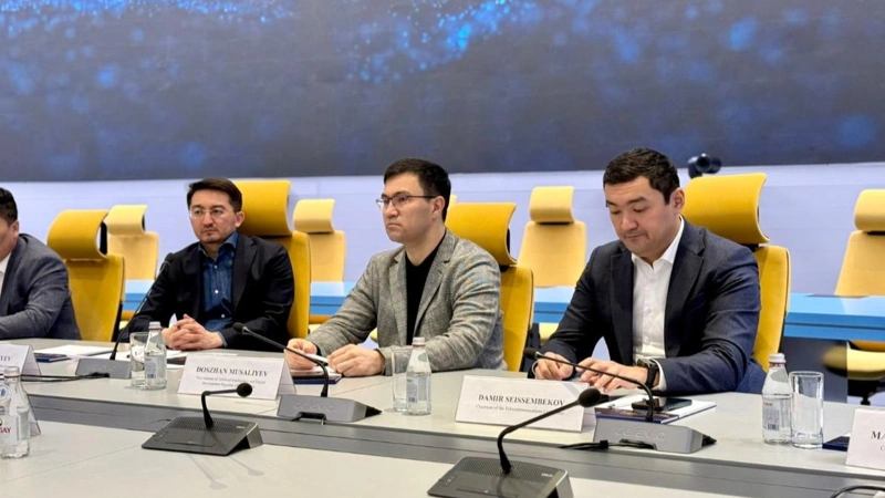 Jaslan Mádıev Starlink júıeleriniń Qazaqstandaǵy jumysqa daıyndyǵyn tekserdi