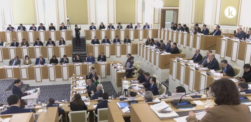 Teńge mártebesi konstıtýtsııalyq turǵyda bekitiledi — Konstıtýtsııalyq komıssııa