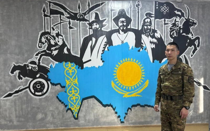 Matros Baqdáýlet Kúzdibaev áskerı qyzmet pen sýret ónerin ushtastyryp júr