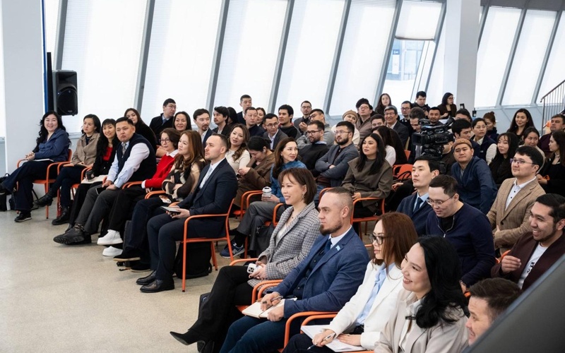 ИИ как элемент управления: в Школе аналитики обсудили цифровую трансформацию госполитики