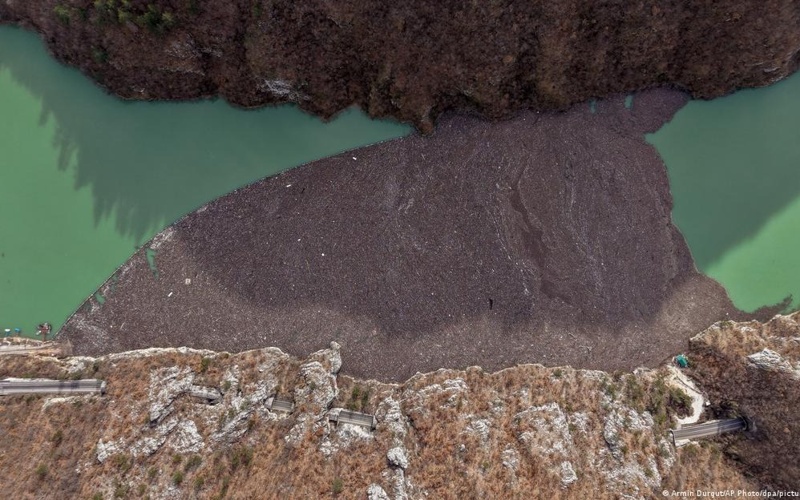 мусор в реке, мусор