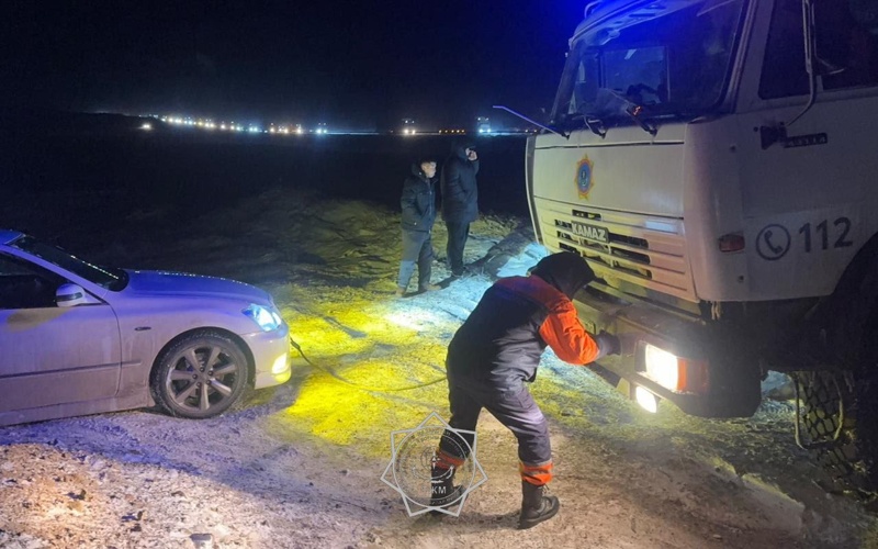 80 авто вызволили из снежных заносов в Жамбылской области