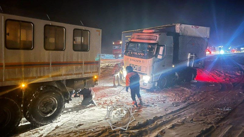 80 avto vyzvolılı ız snejnyh zanosov v Jambylskoı oblastı