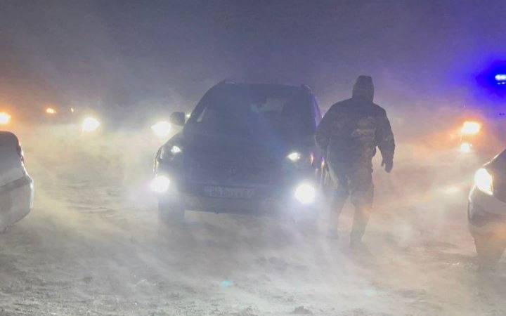 80 авто вызволили из снежных заносов в Жамбылской области