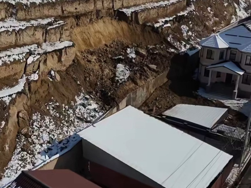 Грунт сошел в предгорьях близ Алматы: повреждены частные дома и авто