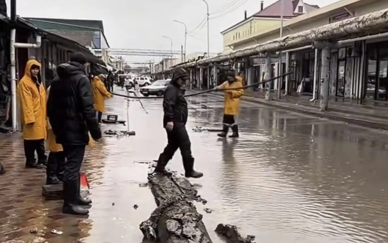 После ливня в Кентау затопило улицы и парализовало движение