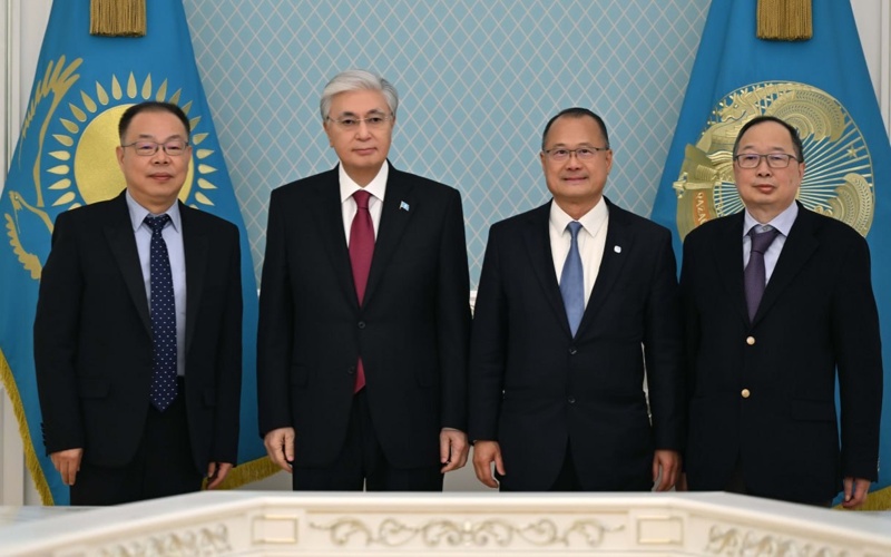 托卡耶夫会见香港新华集团主席蔡冠深