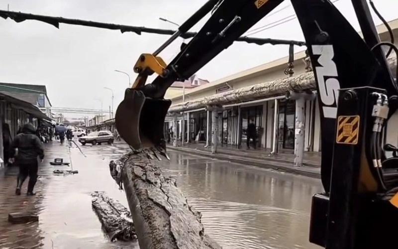 После ливня в Кентау затопило улицы и парализовало движение