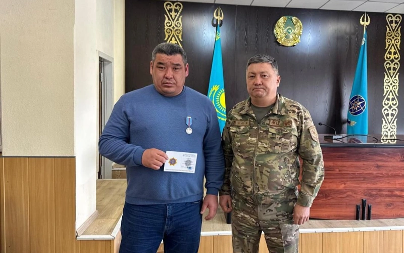 ShQO-da eki balany órtten qutqarǵan muǵalim marapattaldy
