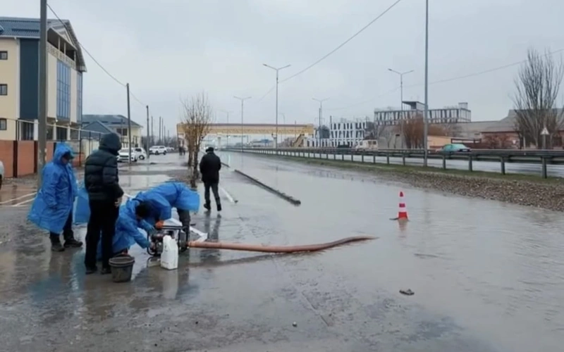 Túrkistanda nóserden keıin sý jınalǵan aýmaqtardy tazartý qalaı júrip jatyr