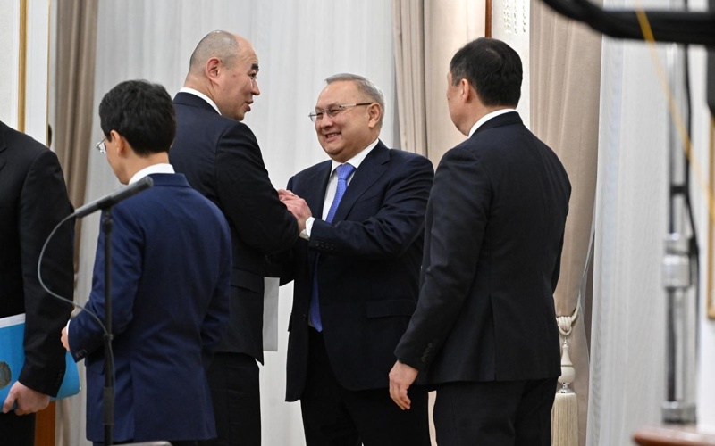 Бейбит Исабаев крепко пожал руку Канату Шарлапаеву Бейбит Исабаев крепко пожал руку Канату Шарлапаеву