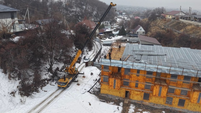 Трехэтажный объект сносят в предгорье Алматы Трехэтажный объект сносят в предгорье Алматы