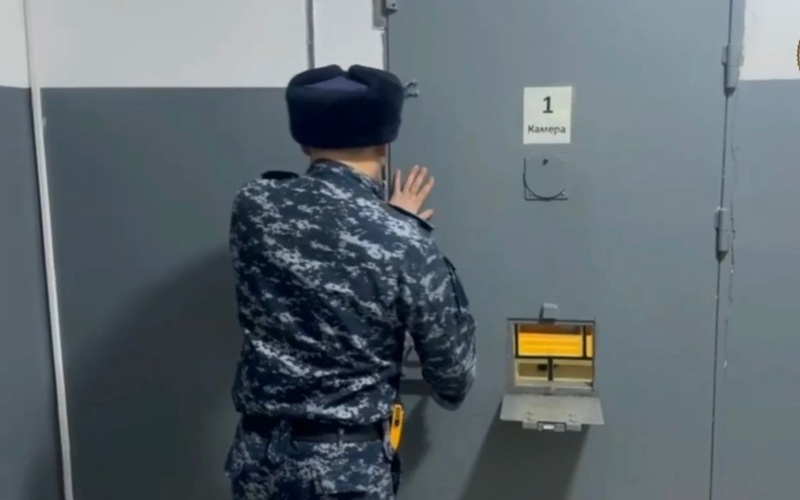 Мужчина открыл стрельбу из травматического пистолета в Туркестанской области