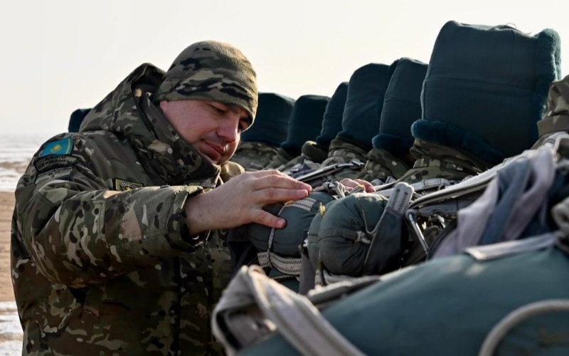 Почти 200 солдат-десантников Казахстана впервые выполнили прыжки с парашютом