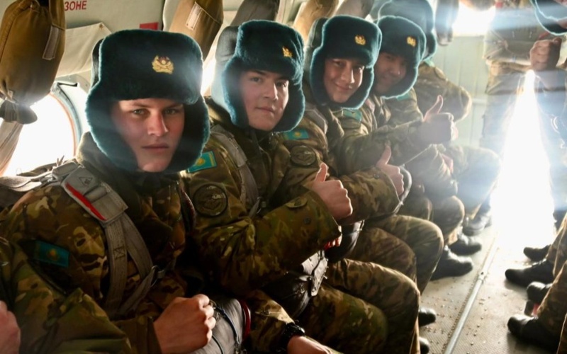 солдаты-десантники, прыжки с парашютом