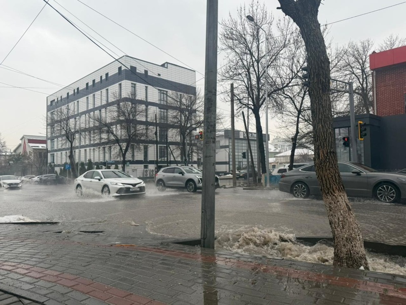 Шымкент под водой: река Кошкарата грозит выйти из берегов Шымкент под водой: река Кошкарата грозит выйти из берегов