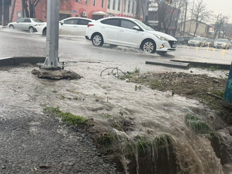 Шымкент под водой: река Кошкарата грозит выйти из берегов Шымкент под водой: река Кошкарата грозит выйти из берегов