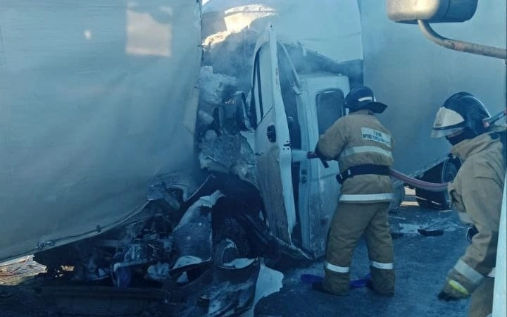 Водителя зажало в автомашине в ДТП на трассе в Акмолинской области