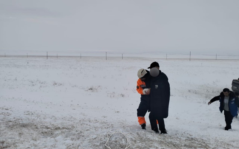 Жамбыл облысында жеңіл көлік аударылып, үш адам зардап шекті Жамбыл облысында жеңіл көлік аударылып, үш адам зардап шекті