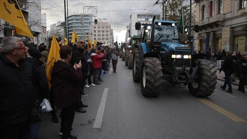 Grekııalyq fermerler traktorlarymen narazylyq aktsııasyn ótkizdi