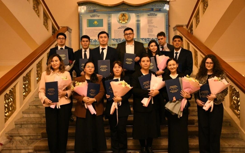 14 jas ǵalym jańa páter ıesi atandy