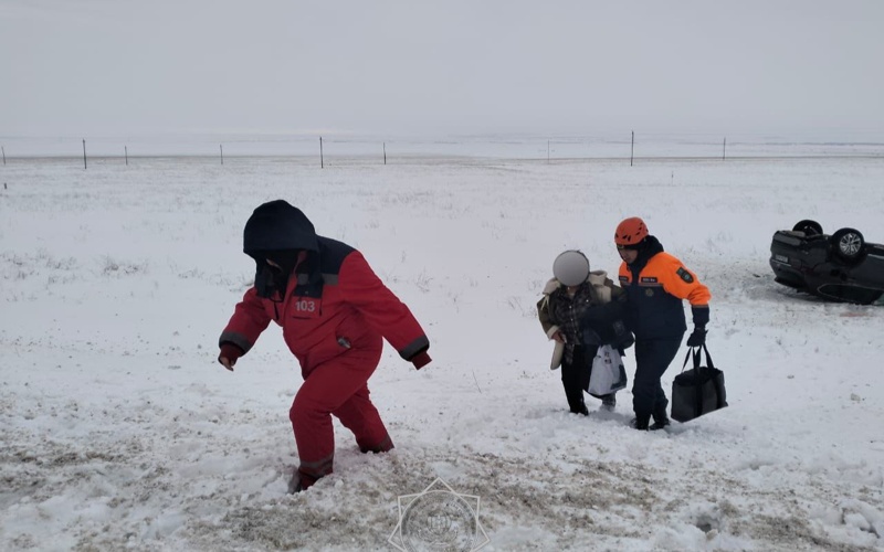 Жамбыл облысында жеңіл көлік аударылып, үш адам зардап шекті Жамбыл облысында жеңіл көлік аударылып, үш адам зардап шекті