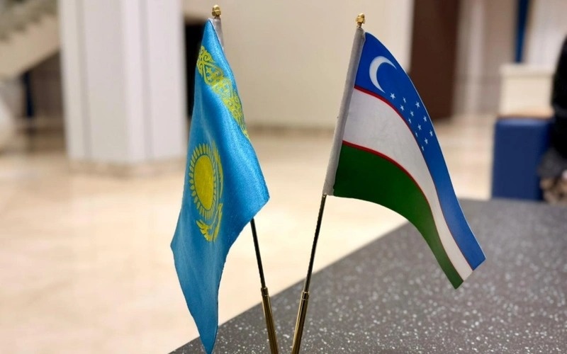 Қозоғистон ва Ўзбекистон байроқлари