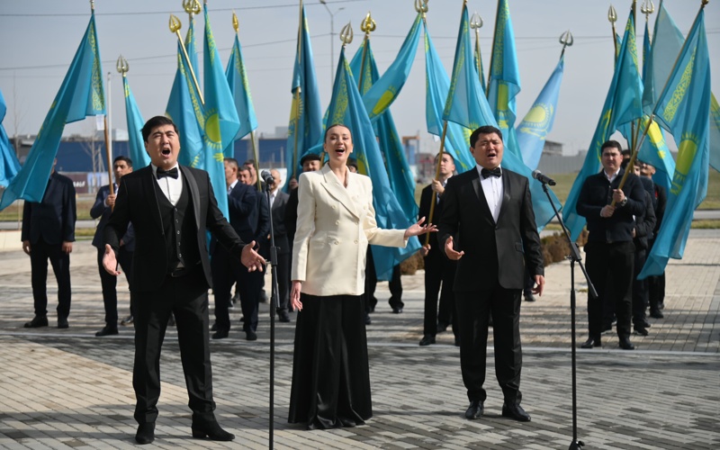Участники выразили поддержку инициативам, направленным на&nbsp;модернизацию страны, и&nbsp;продемонстрировали свою гражданскую позицию.  Кульминацией праздничной программы стало совместное исполнение песни &laquo;Ата заң бұл&raquo; народной артисткой Казахстана, всемирно известной оперной певицей Майрой Мухамедкызы и&nbsp;известными артистами города вместе с&nbsp;собравшимися зрителями. Развевающиеся в&nbsp;зале голубые флаги и&nbsp;приподнятое настроение участников стали наглядным отражением уверенности в&nbsp;будущем страны и&nbsp;высокого патриотического духа.