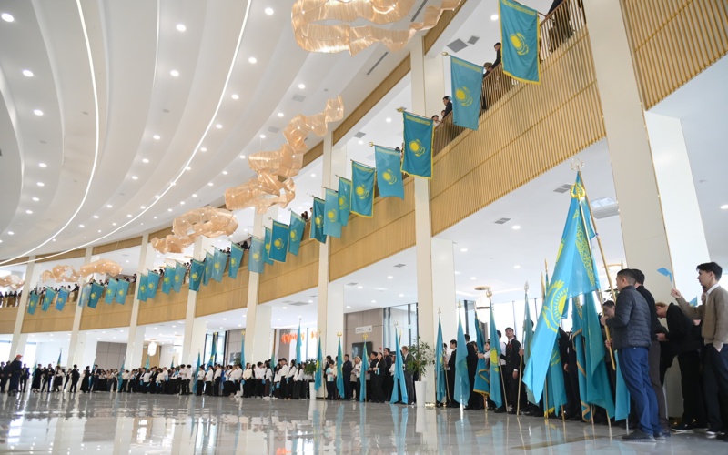 Участники выразили поддержку инициативам, направленным на&nbsp;модернизацию страны, и&nbsp;продемонстрировали свою гражданскую позицию.  Кульминацией праздничной программы стало совместное исполнение песни &laquo;Ата заң бұл&raquo; народной артисткой Казахстана, всемирно известной оперной певицей Майрой Мухамедкызы и&nbsp;известными артистами города вместе с&nbsp;собравшимися зрителями. Развевающиеся в&nbsp;зале голубые флаги и&nbsp;приподнятое настроение участников стали наглядным отражением уверенности в&nbsp;будущем страны и&nbsp;высокого патриотического духа.