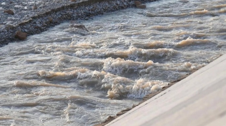 Шымкентте заңсыз тас өндіргендер Бадам өзені бойындағы жаңа бетон дамбаны бүлдірді