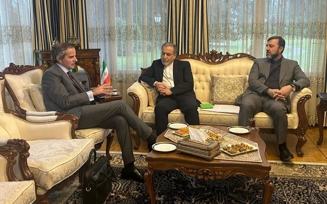 Iran Syrtqy ister mınıstri MAGATE basshysymen AQSh-pen kelissózder aldynda kezdesti 