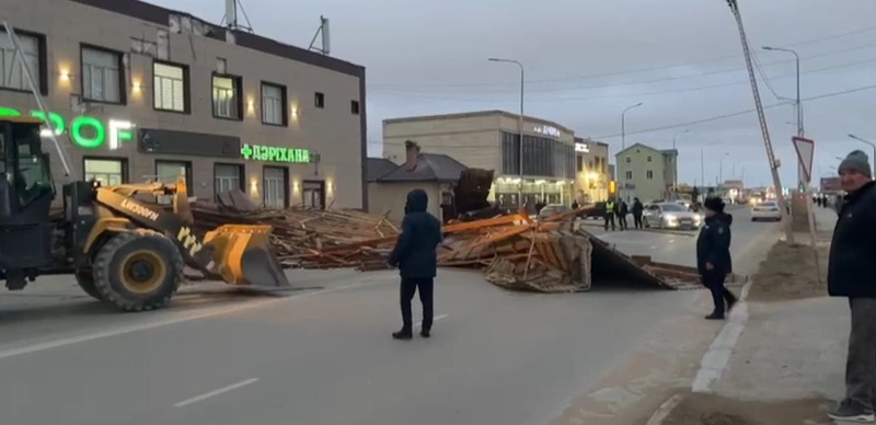 Mańǵystaýda qatty jelden saýda ortalyǵynyń shatyry ushyp ketti 