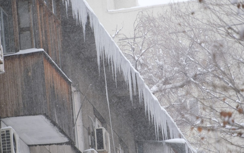 Очистка от снег и льда крыш в Алматы