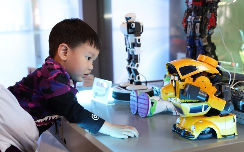China's first 7S humanoid robot store showcases industry ambitions