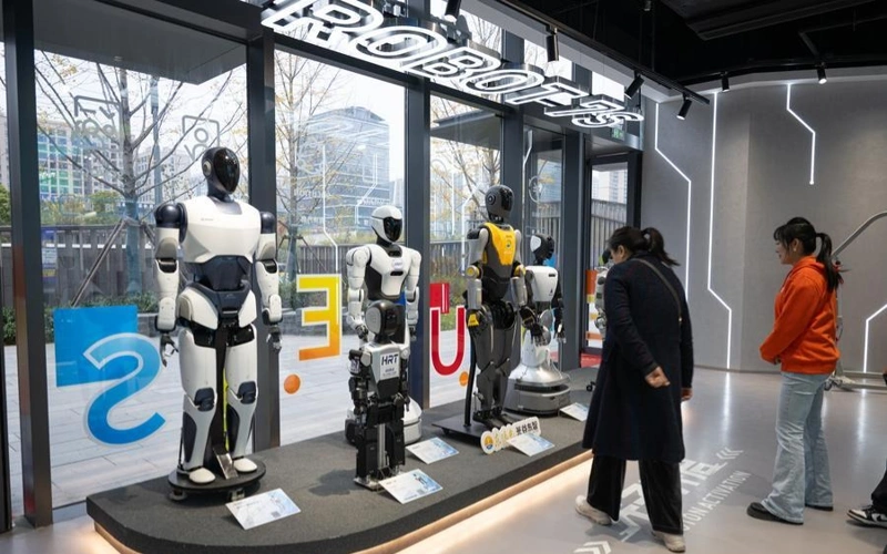 China's first 7S humanoid robot store showcases industry ambitions