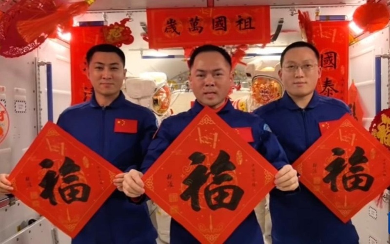 Китай отмечает праздник Весны Китай отмечает праздник Весны