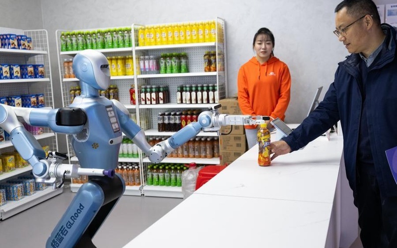 China's first 7S humanoid robot store showcases industry ambitions