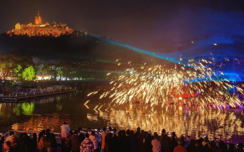 Китай отмечает праздник Весны Китай отмечает праздник Весны