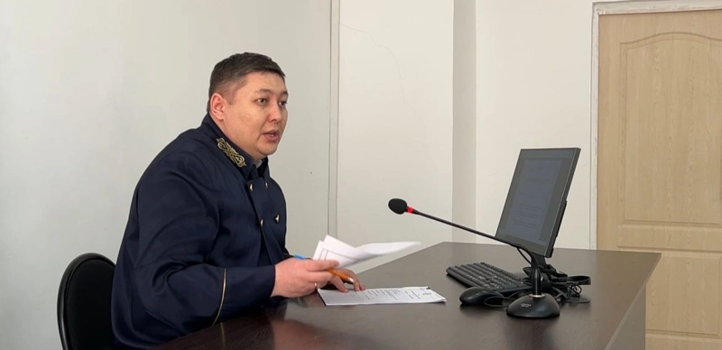 Qarakesek laqap atymen tanymal ánshi sotqa májbúrlep jetkiziledi 