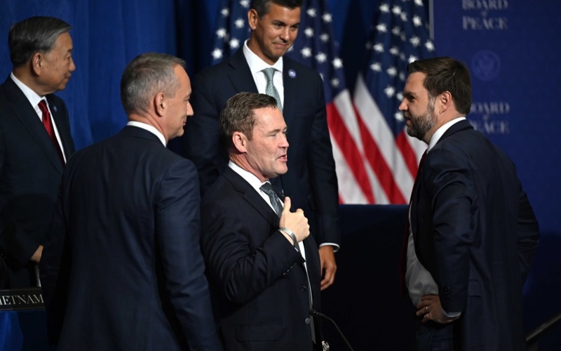 Вашингтондағы Бейбітшілік кеңесіне қатысушылар бірге суретке түсті