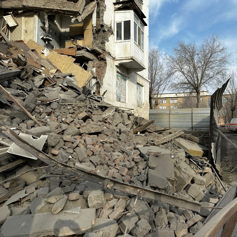 Подъезд многоэтажного дома рухнул в Балхаше