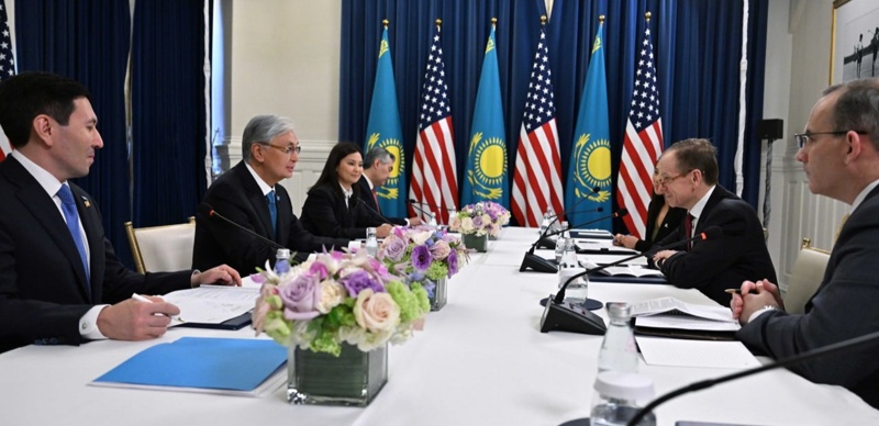 Глава государства принял исполнительного вице-президента Boeing Джеффа Шокки