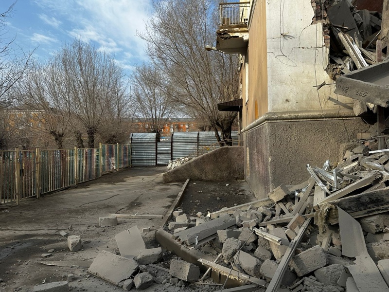 Подъезд многоэтажного дома рухнул в Балхаше