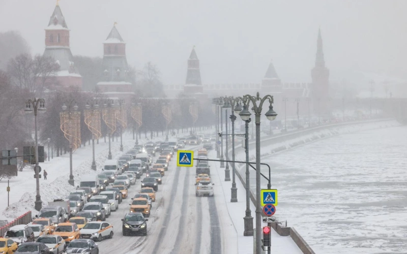 Сильный снегопад обрушился на Москву