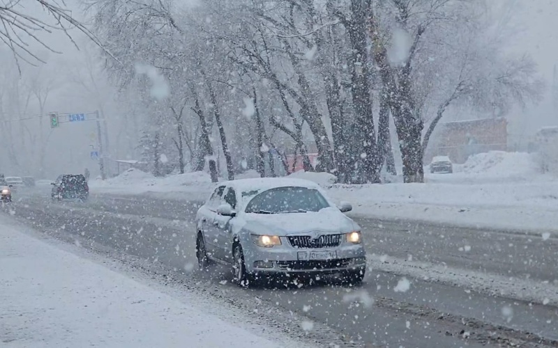 Ледяной дождь парализовал выезды из&nbsp;Усть-Каменогорска&nbsp;&mdash; полицейские сопроводили более 500 авто