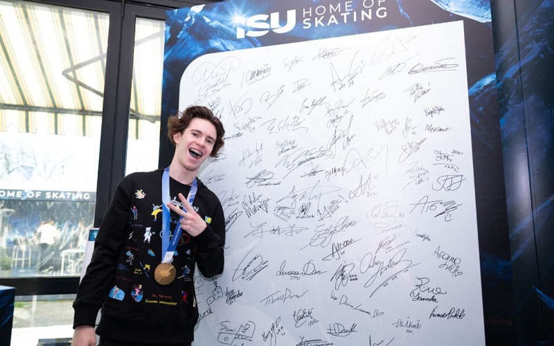 Mıhaıl Shaıdorov kostıýmin Olımpıada murajaıyna tapsyrdy Mıhaıl Shaıdorov kostıýmin Olımpıada murajaıyna tapsyrdy