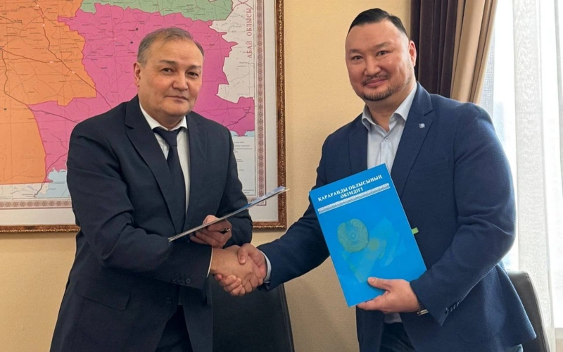 Ораз Таурбеков, заместитель акима Карагандинской области и Арыстанбек Джолдасбеков, генеральный директор Yandex Cloud в Казахстане. 